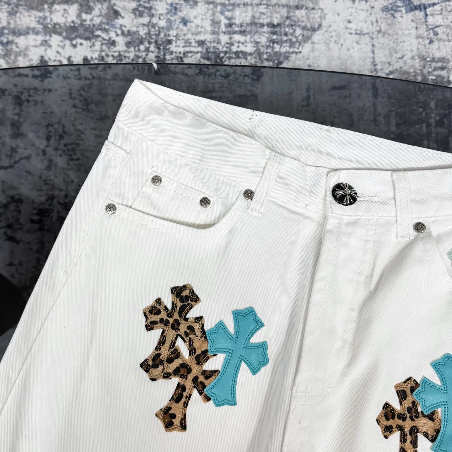 P250 Chrome Hearts 25SS white pants with three-color leopard print blue leather jeans. Chrome Hearts’ pants with the most popular colors are made of beaded canvas fabric. Heavy washing makes the upper body of the fabric more textured and the pants are tall and straight! The three-dimensional cutting of the whole trousers is a masterpiece! The hardware is customized by zp. The beaded canvas fabric is thick and soft after being washed. It has good breathability. Customized small leather label. Unique design. The details are simple and elegant, and the workmanship is exquisite. The whole trousers are neatly routed and the details are in place! It’s so cool that both men and women can easily control the genderless trend! Size: 28/30/32/34 Waist: 73/78/83/88 Sitting: 99/104/109/114 Pants length: 102/104/106/108